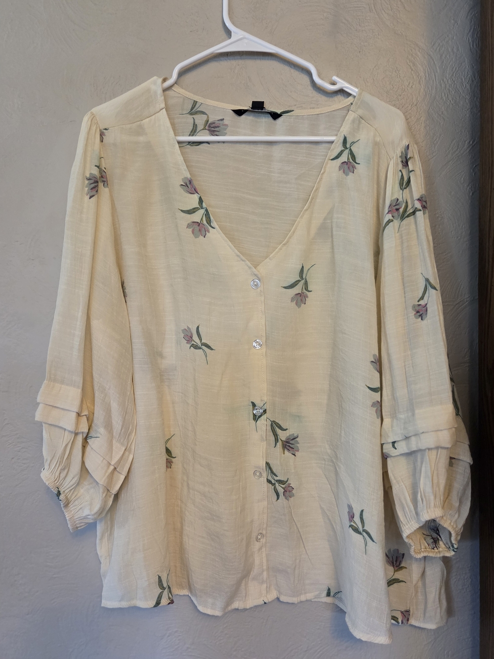 Zac & Rachel Cream Colored Floral Button-Front Blouse